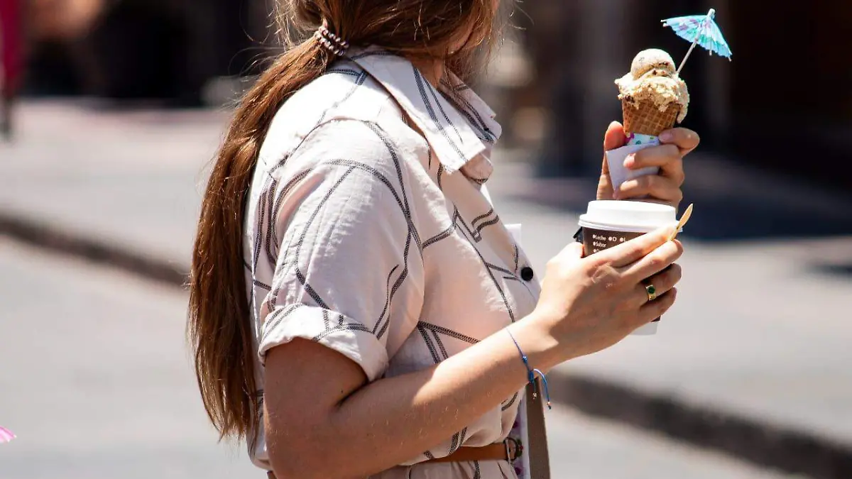 Mujer sosteniendo un cono de nieve